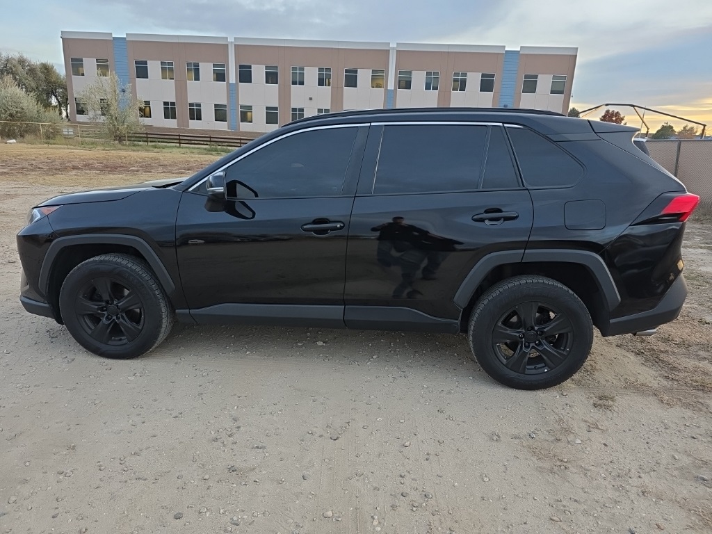 2021 Toyota RAV4 XLE photo 2