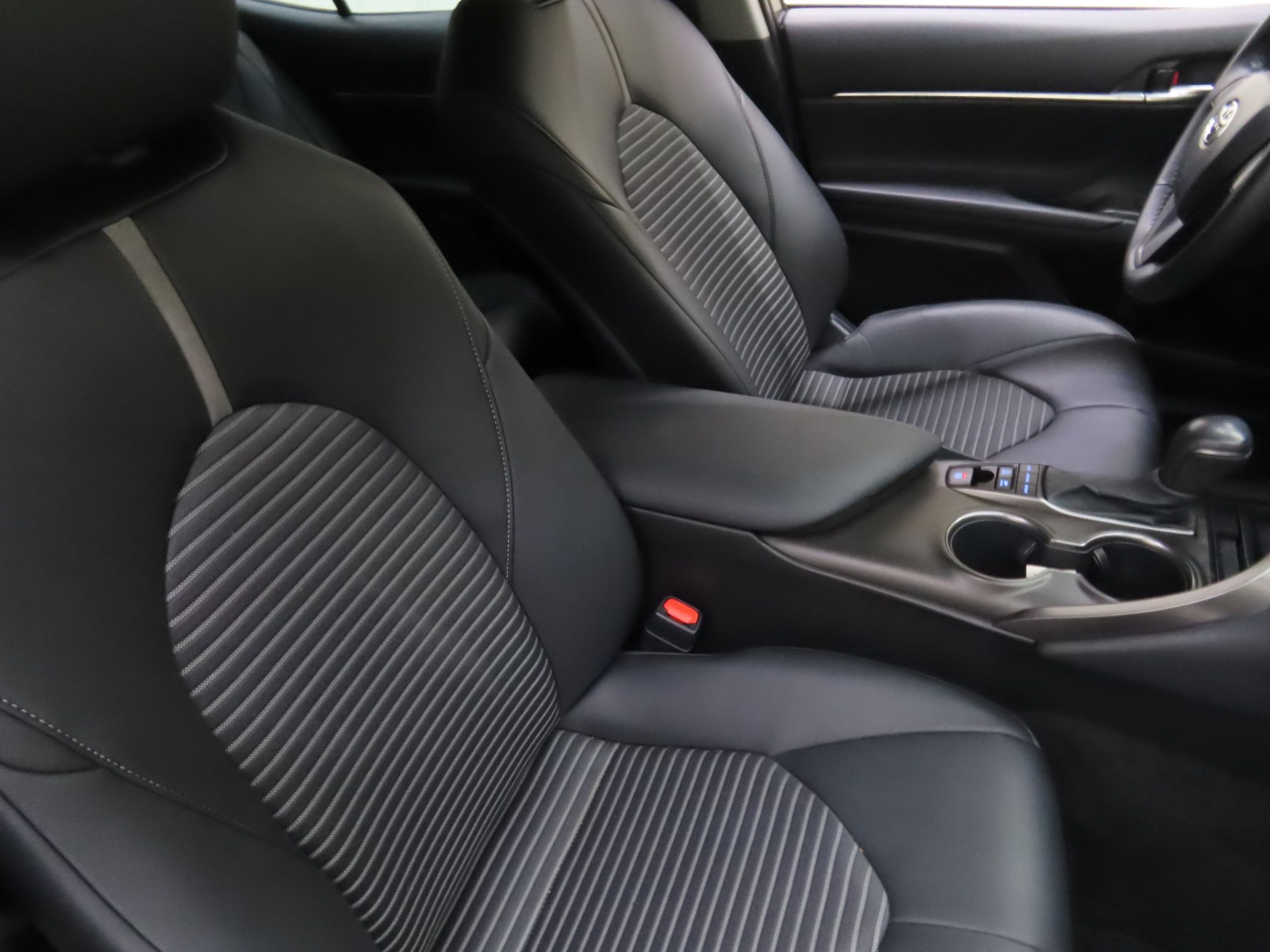 2022 Toyota Camry Hybrid SE photo 22
