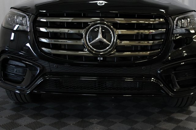 2025 Mercedes Benz GLS 450 4MATIC photo 2