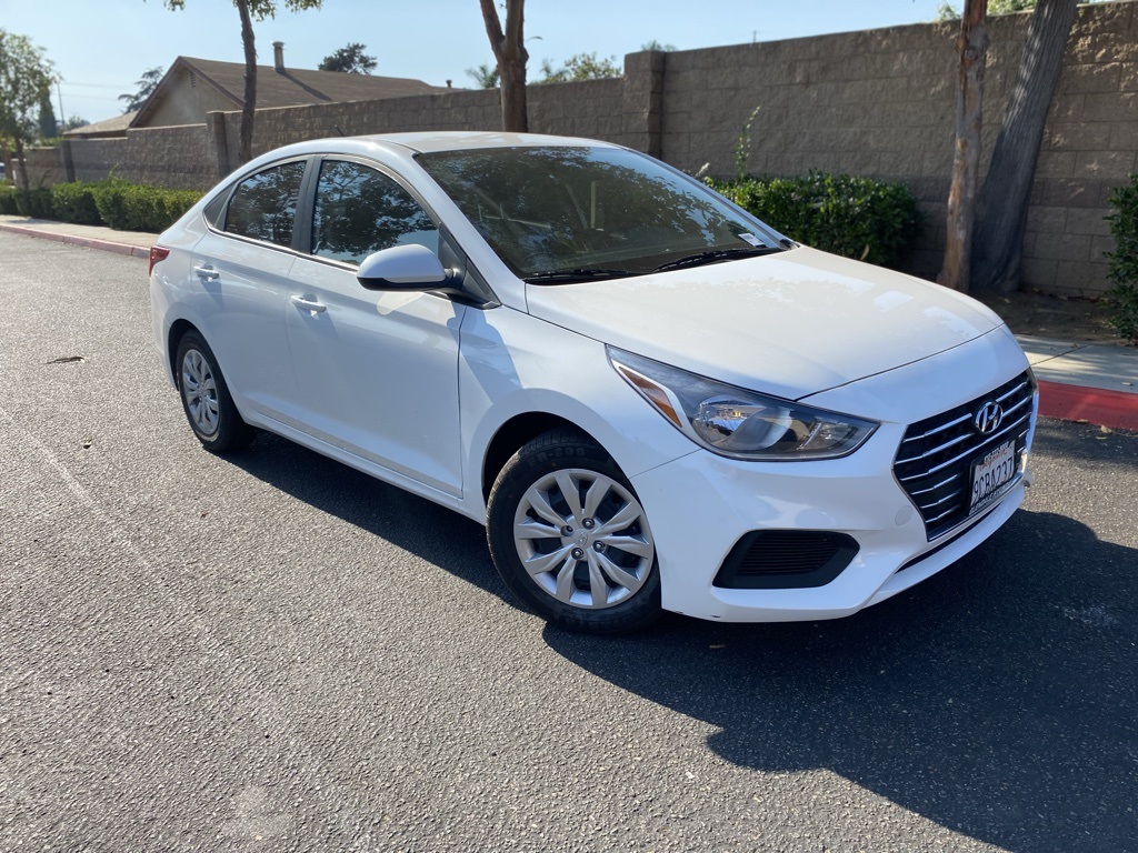 Used 2022 White Hyundai SE image 1