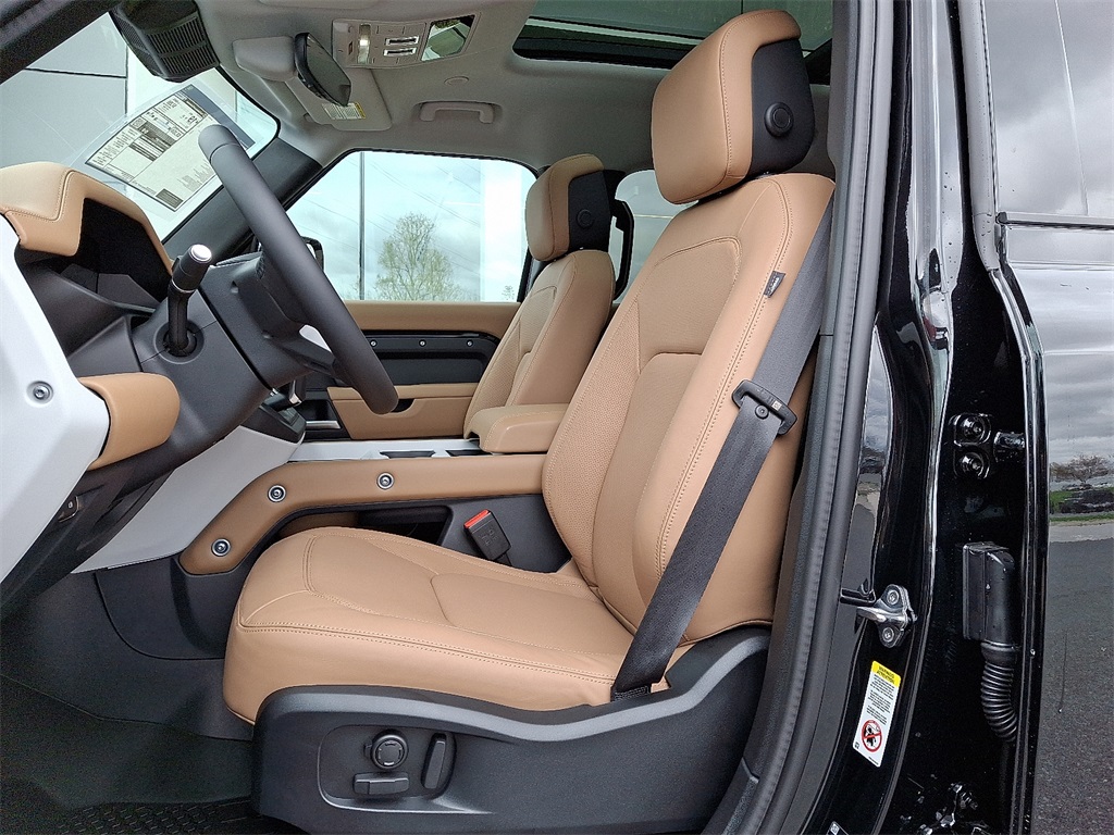 2025 Land Rover Defender 110 S photo 8