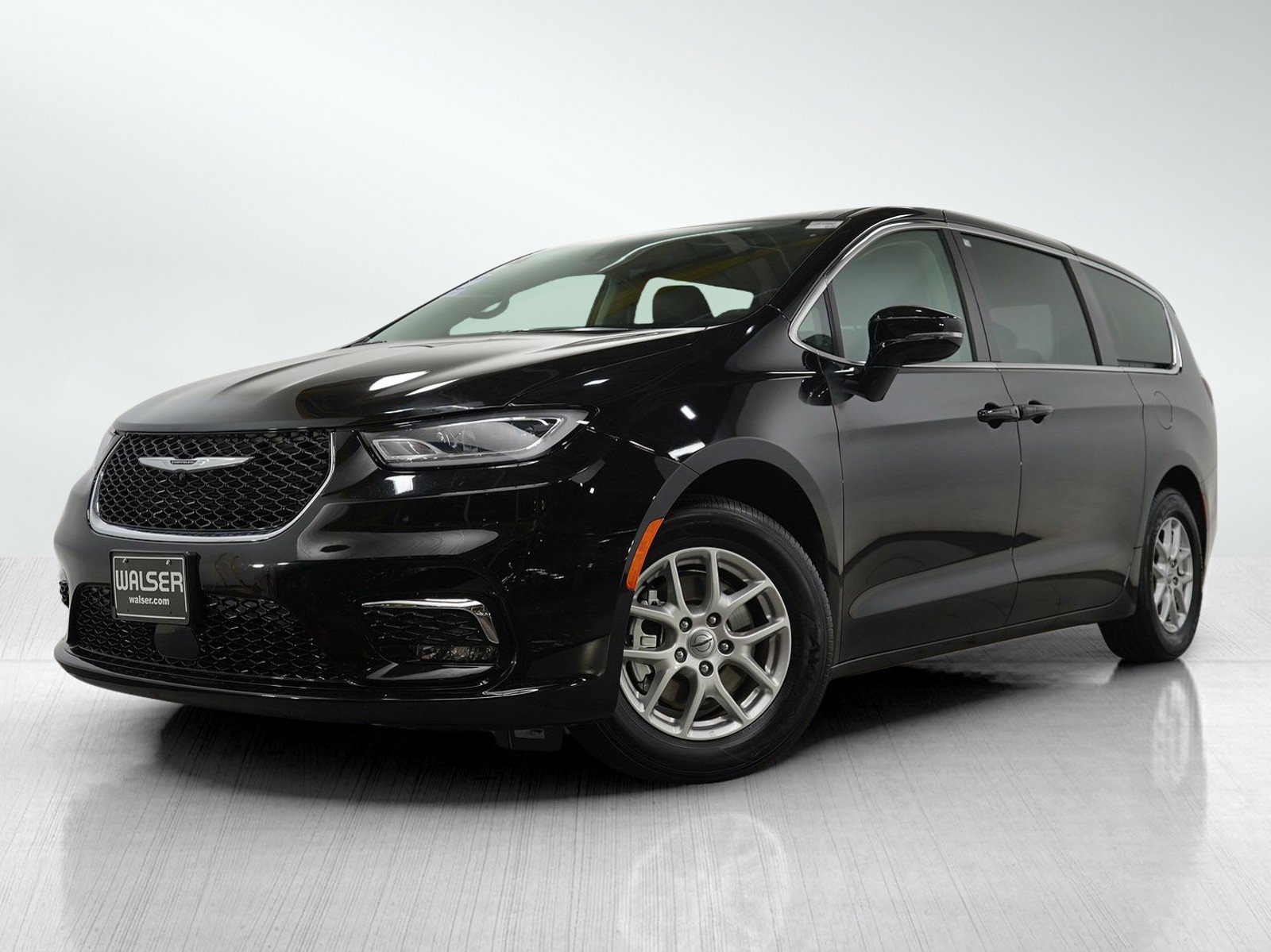 2024 Chrysler Pacifica Touring L's photo
