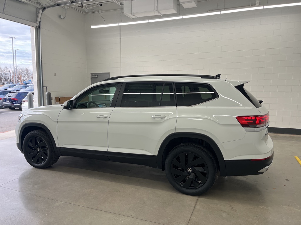 2025 Volkswagen Atlas SE Technology photo 2
