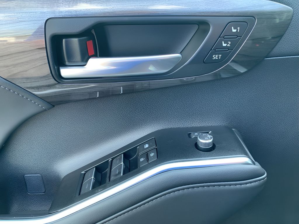 2025 Toyota Highlander Platinum photo 11