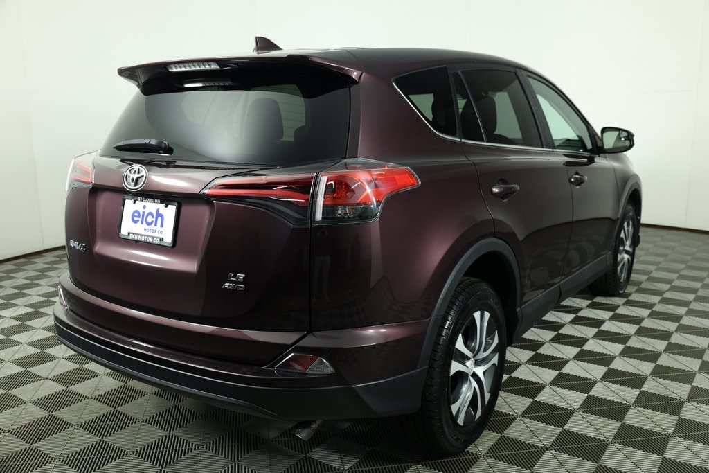 2017 Toyota RAV4 LE photo 4