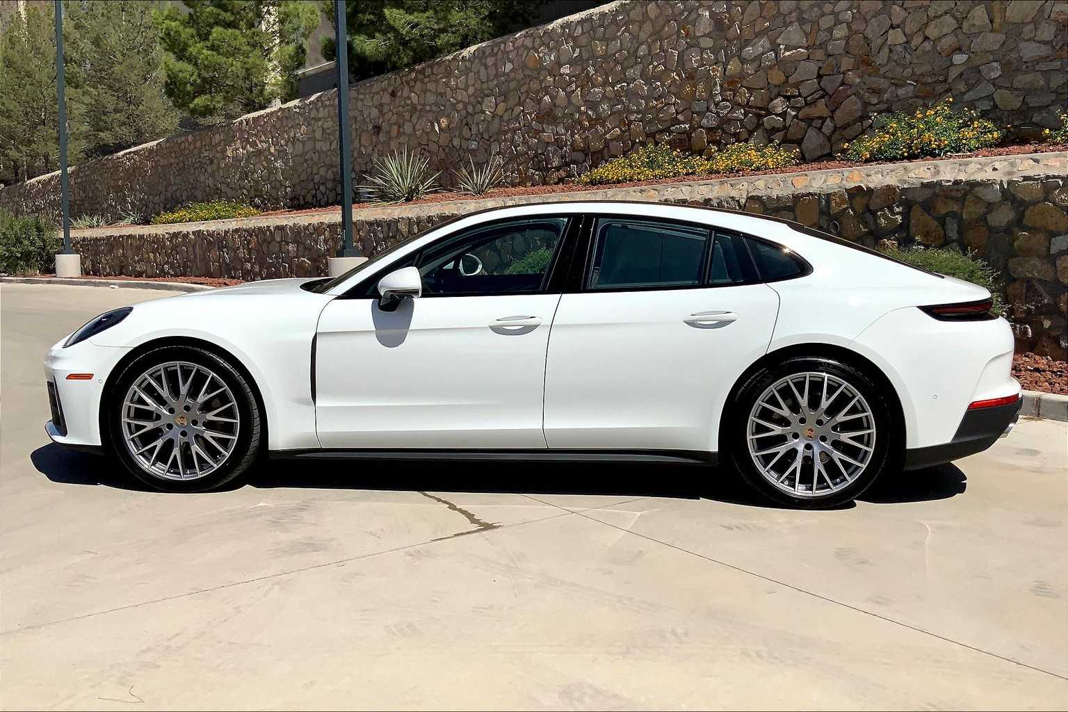 2025 Porsche Panamera 4 photo 2