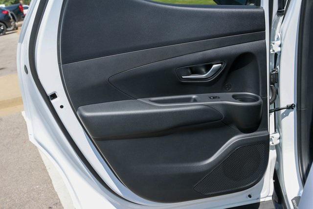 New 2025 White Hyundai SEL FWD image 10