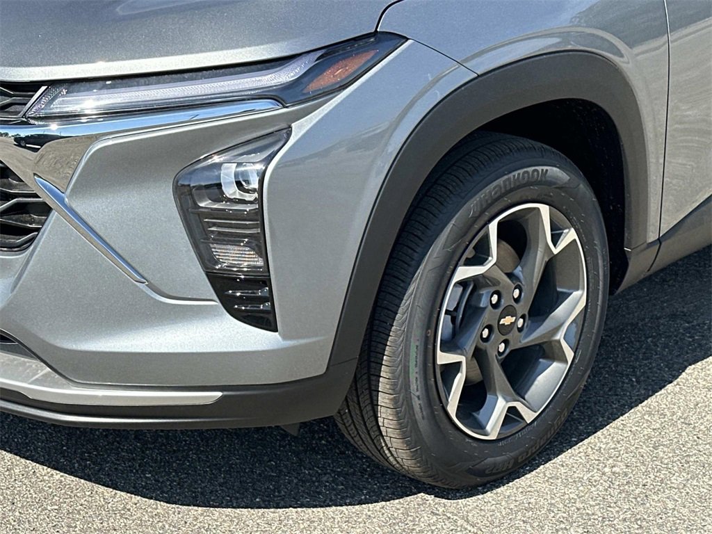 2025 Chevrolet Trax LT photo 8