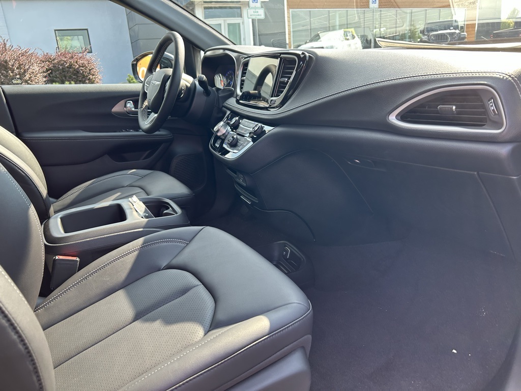2026 Chrysler Pacifica photo 27