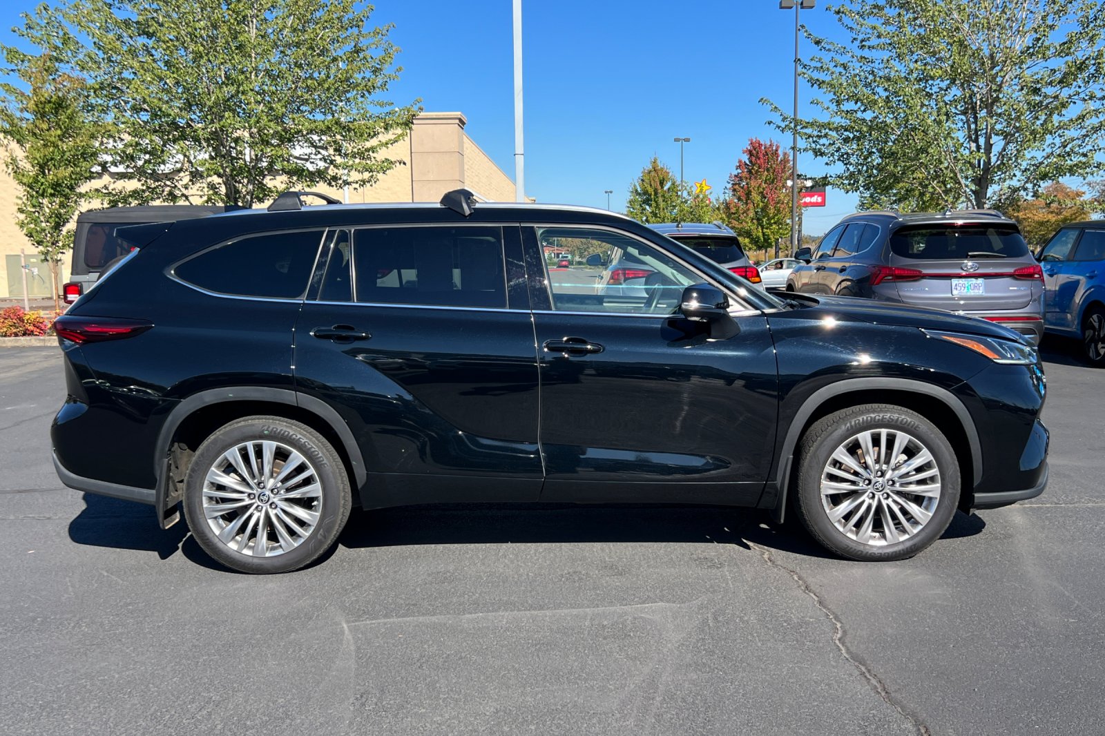 2024 Toyota Highlander LE photo 2
