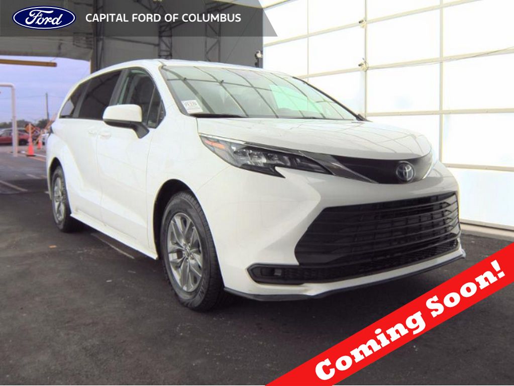 2024 Toyota Sienna LE's photo
