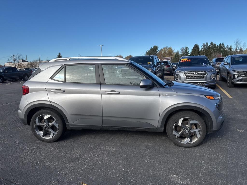 2023 Hyundai Venue SEL photo 3