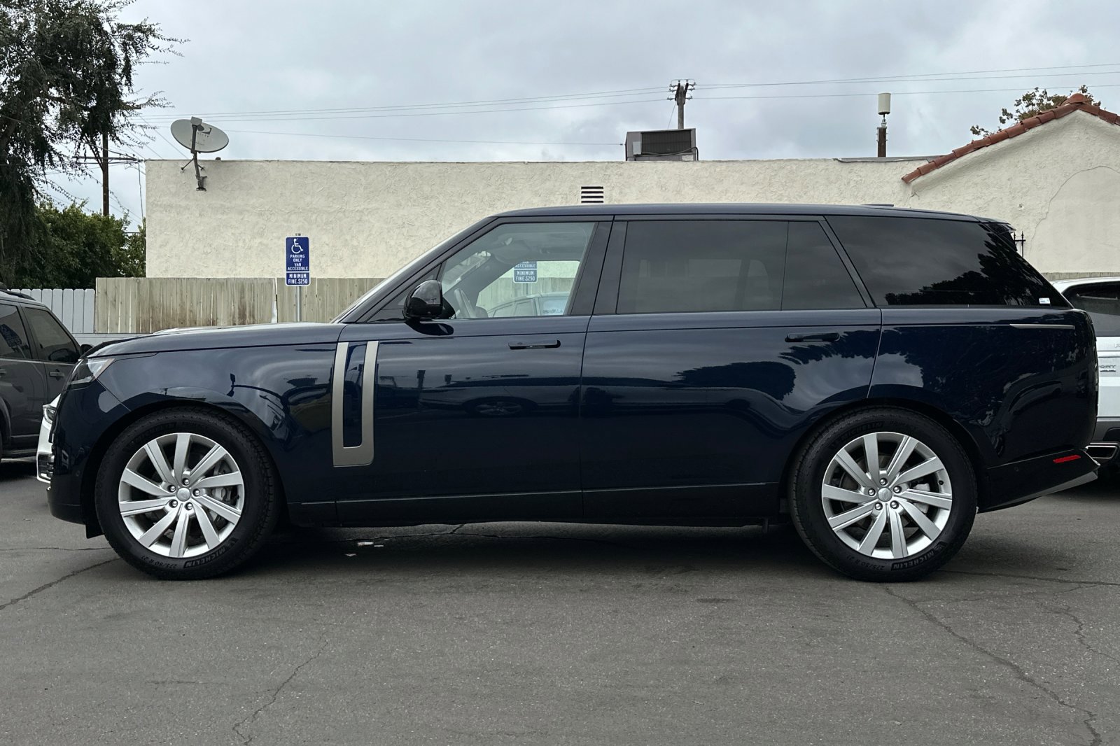 2023 Land Rover Range Rover SE photo 2