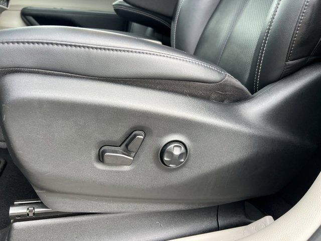 2024 Chrysler Pacifica Touring L photo 3