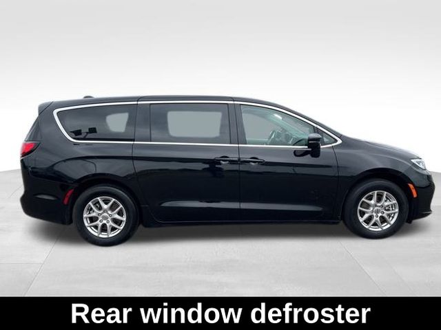 2024 Chrysler Pacifica Touring L photo 4