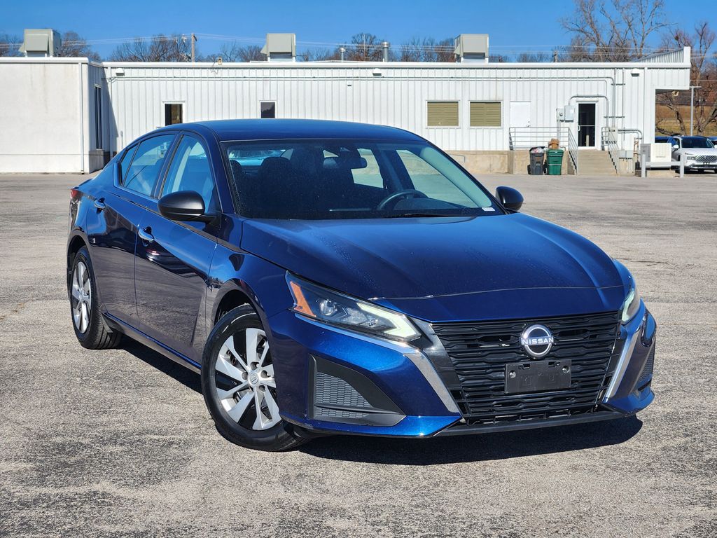 2024 Nissan Altima S's photo