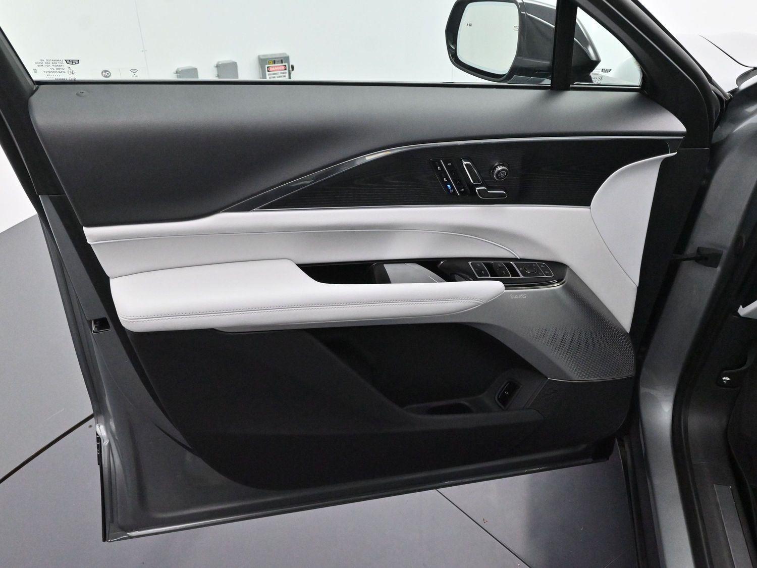 2024 Cadillac Lyriq Luxury photo 9