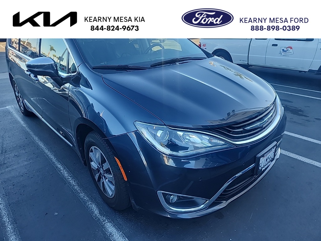 2019 Chrysler Pacifica Hybrid Limited's photo