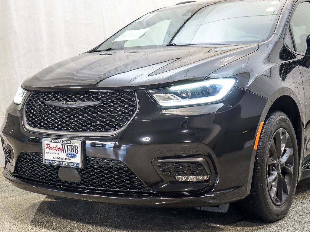 2021 Chrysler Pacifica Touring L photo 3