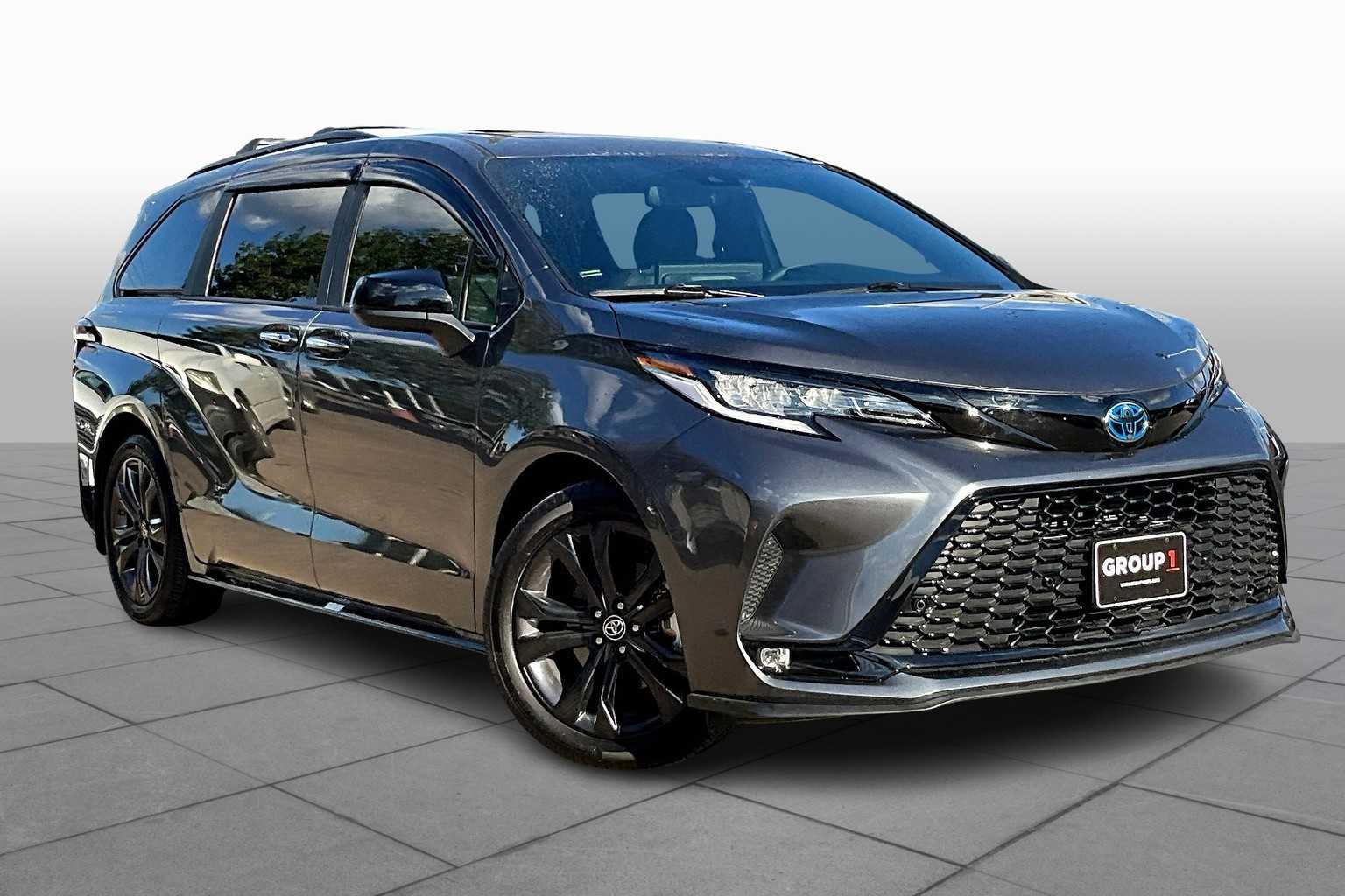 2025 Toyota Sienna XSE photo 2