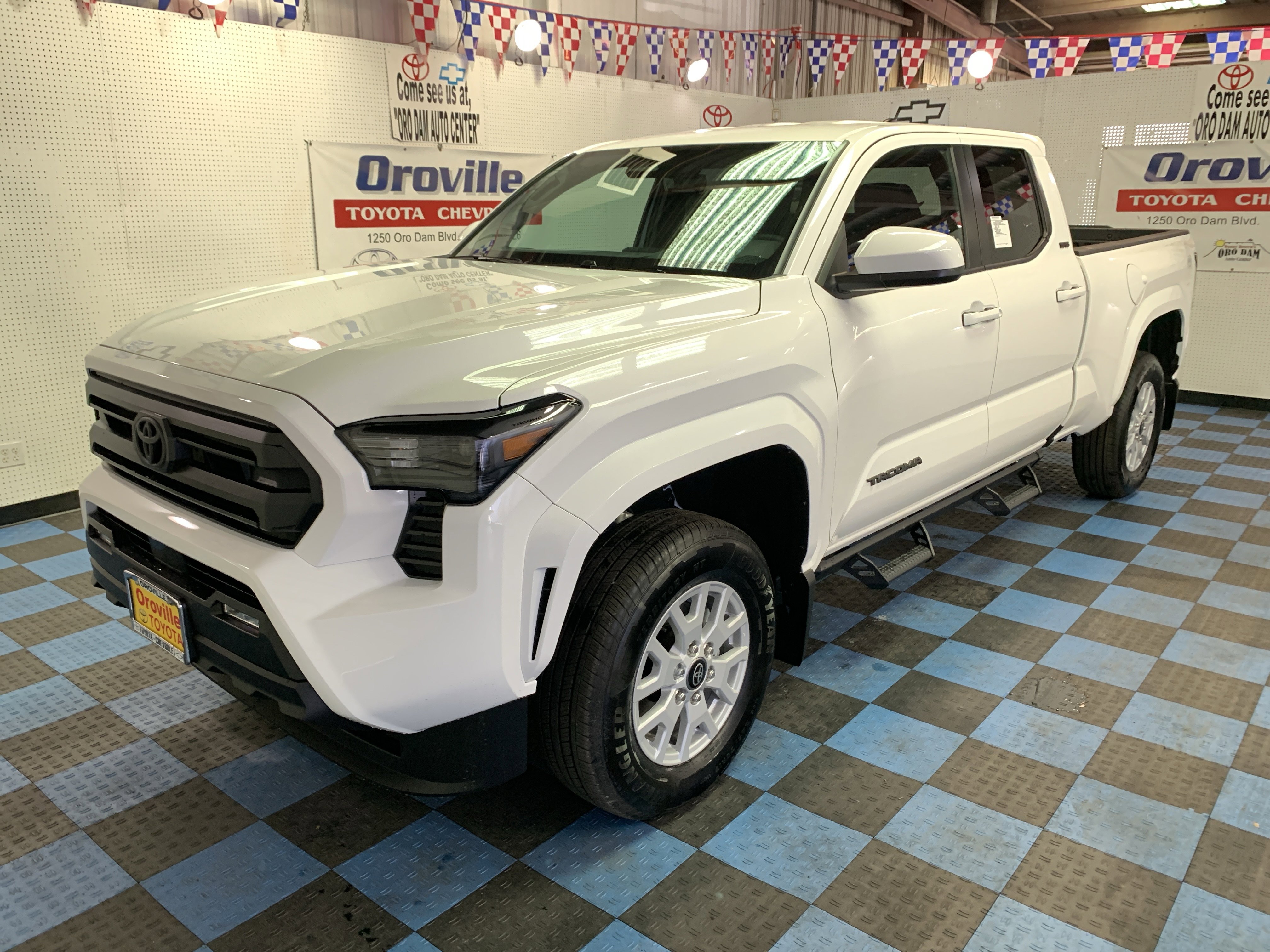 2025 Toyota Tacoma SR5's photo