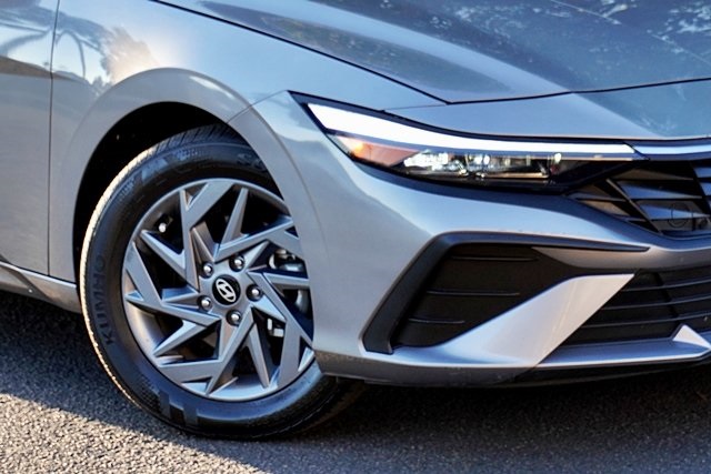2024 Hyundai Elantra SEL photo 3
