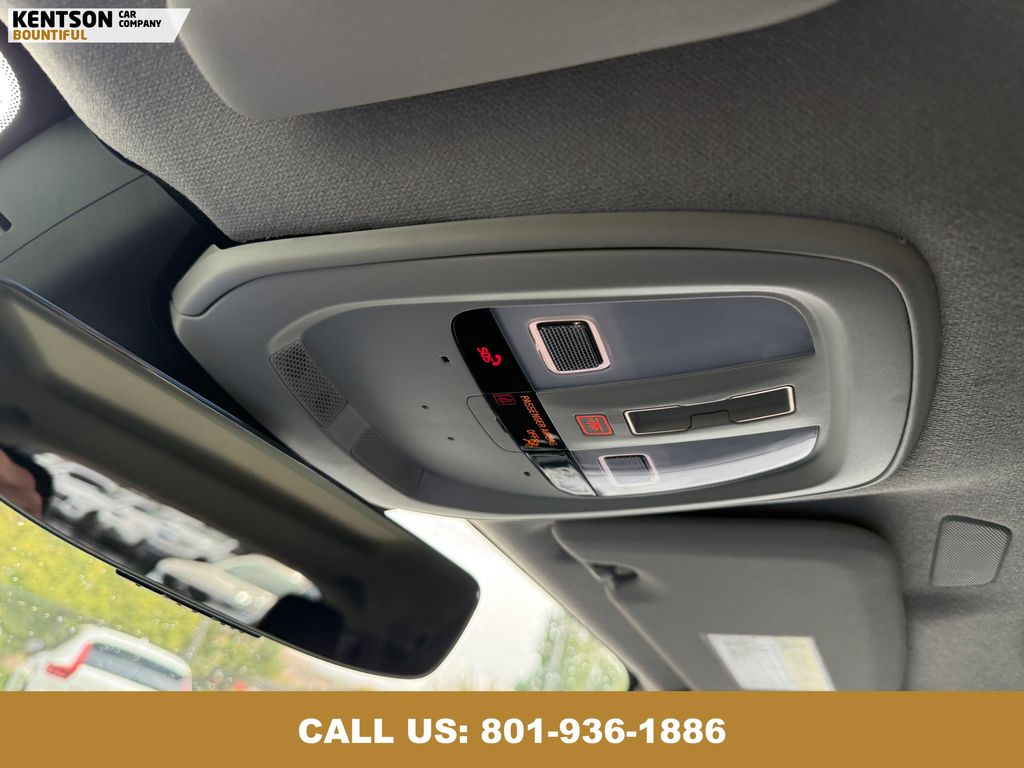 2025 Volvo XC40 Plus photo 27