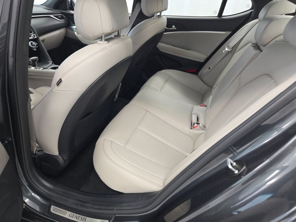 2022 Genesis G70 2.0T photo 16