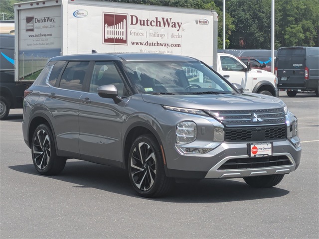 2023 Mitsubishi Outlander SE photo 3