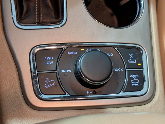 2017 Jeep Grand Cherokee Overland photo 16