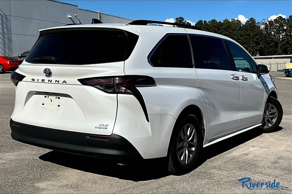 2023 Toyota Sienna XLE photo 4