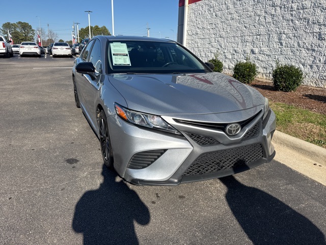 2019 Toyota Camry SE's photo