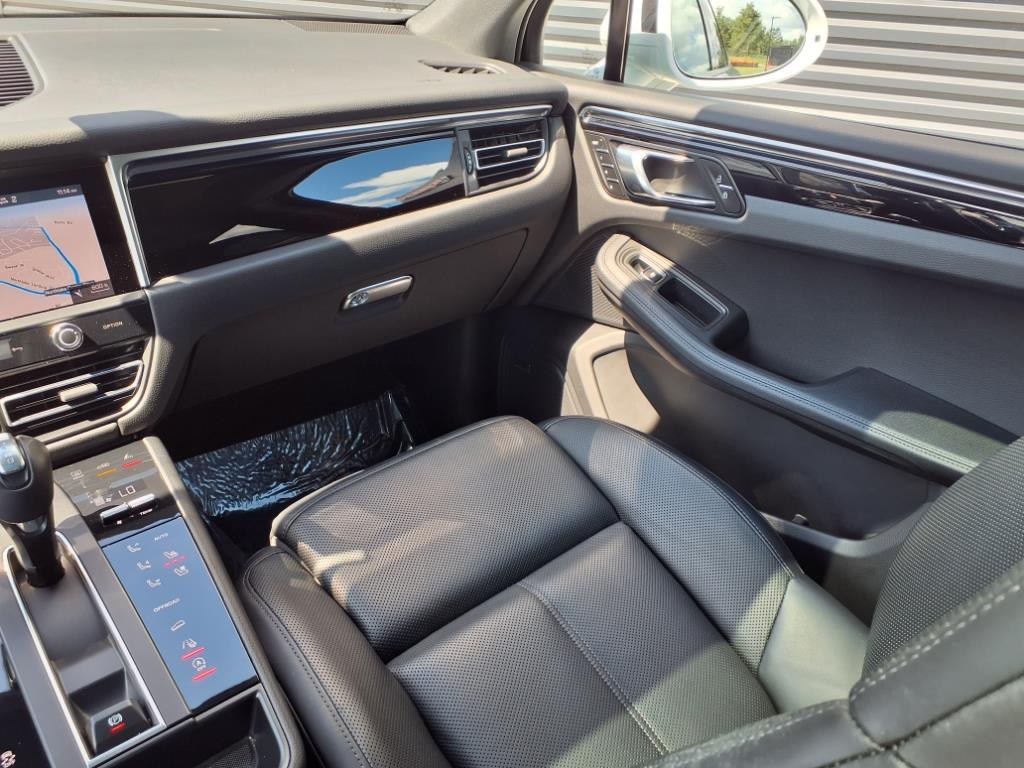 2024 Porsche Macan T photo 24