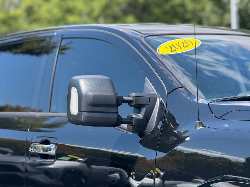 2020 Nissan Titan LE photo 2