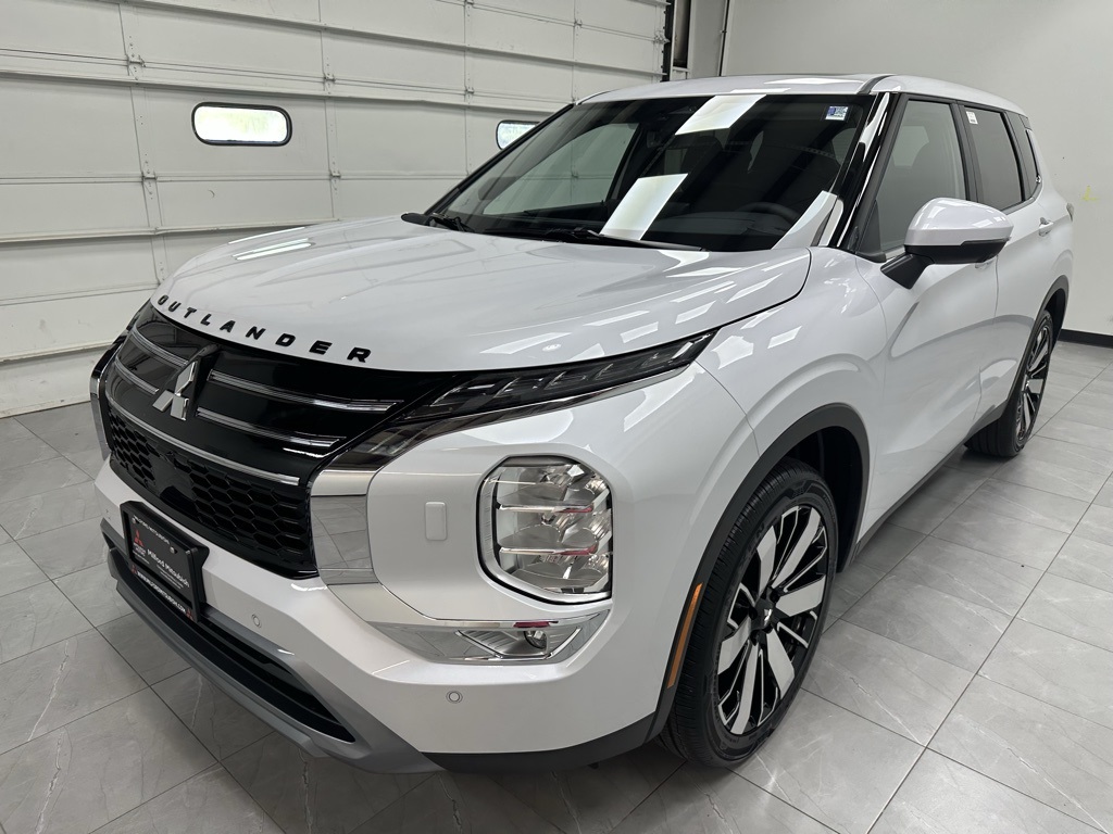 2025 Mitsubishi Outlander SE photo 2