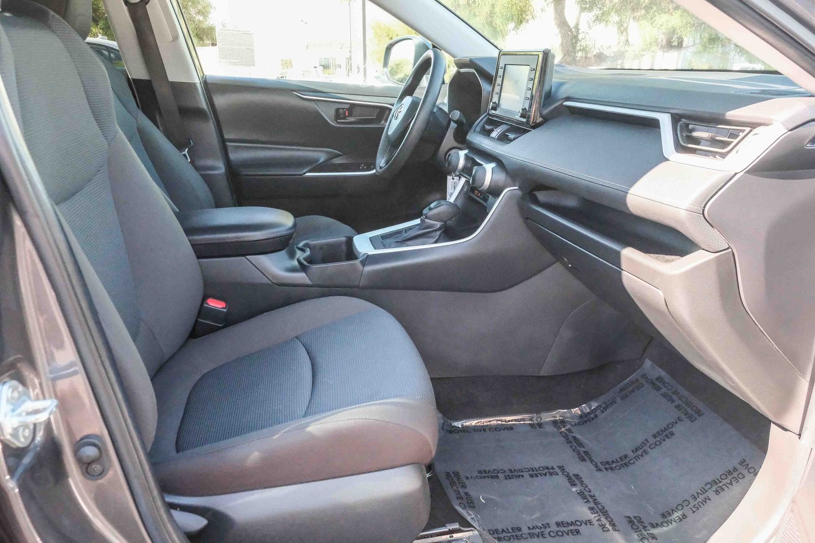2022 Toyota RAV4 LE photo 17