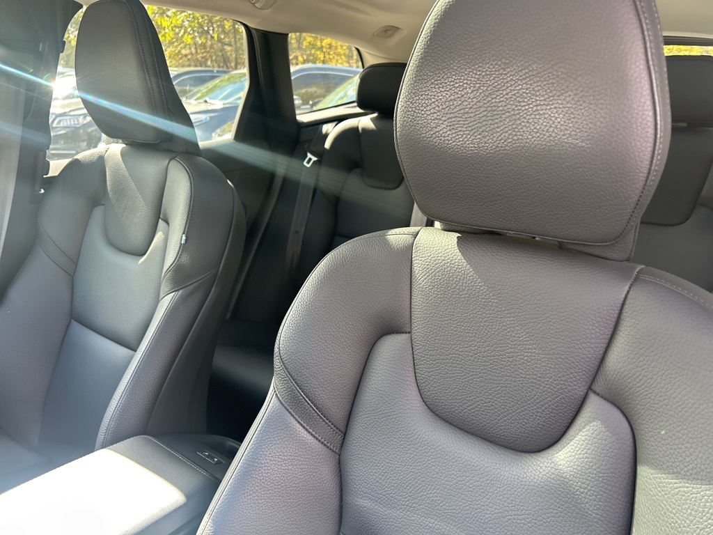 2023 Volvo XC60 B5 Plus photo 2