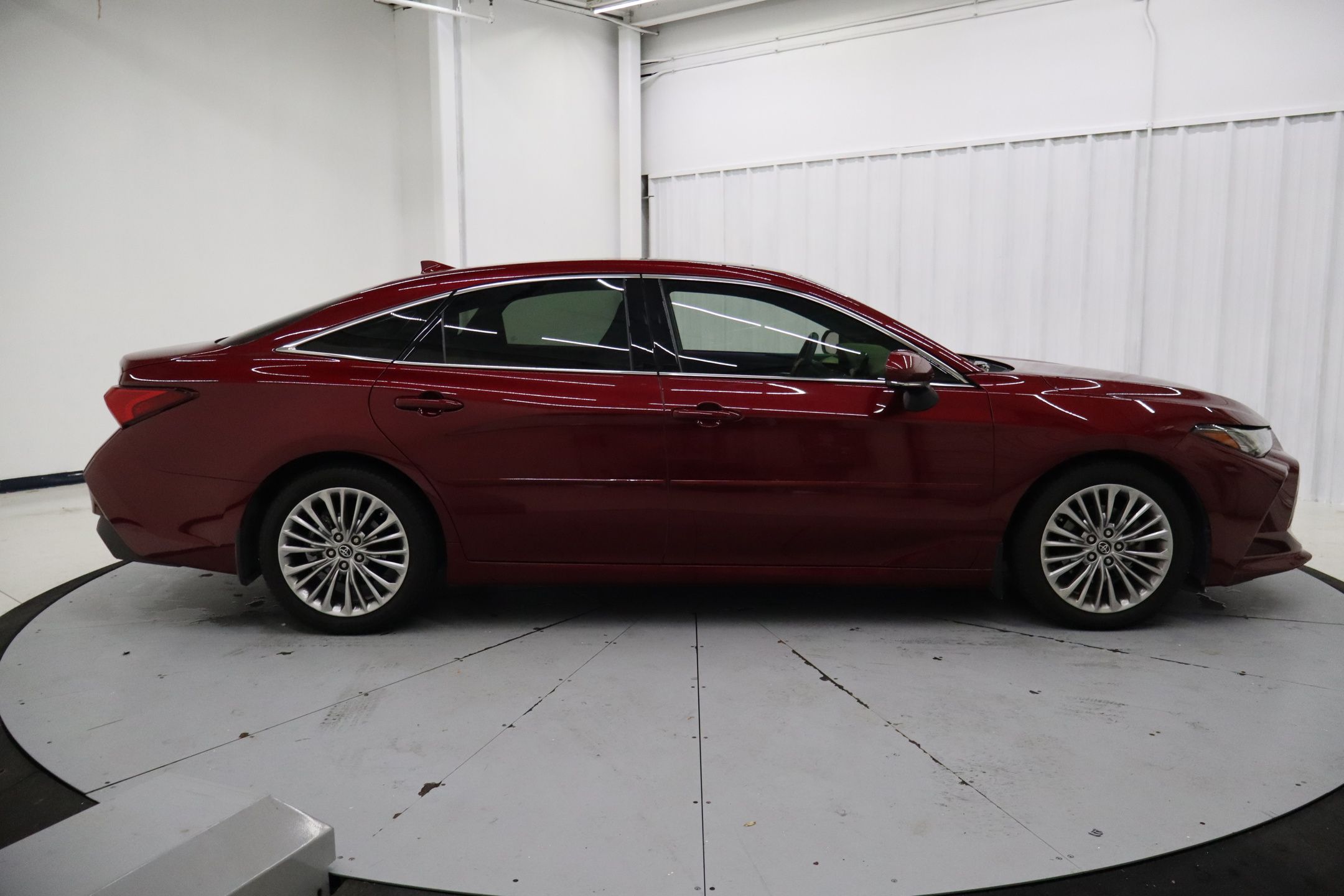 2019 Toyota Avalon Limited photo 2