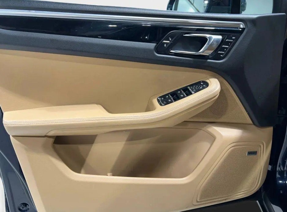 2016 PORSCHE MACAN - Image 10