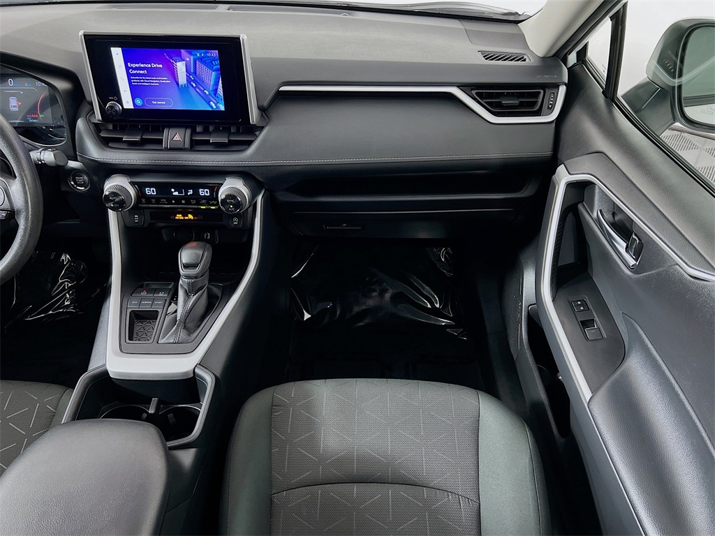 2024 Toyota RAV4 XLE photo 19