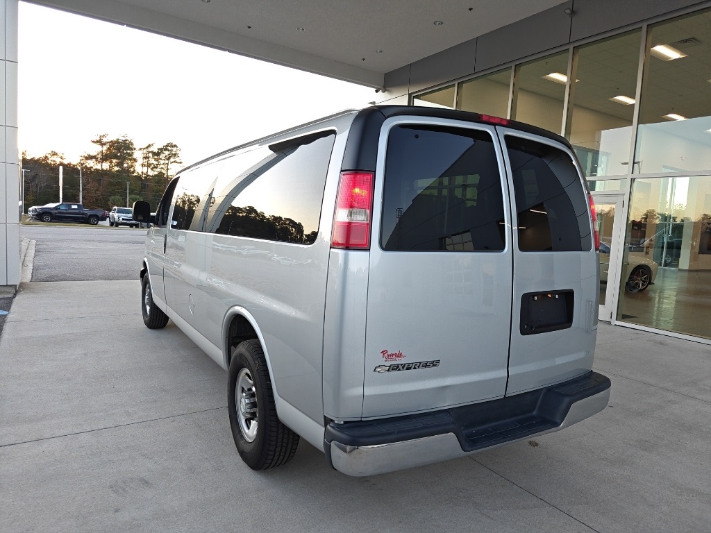 2018 Chevrolet Express 3500 LT photo 2