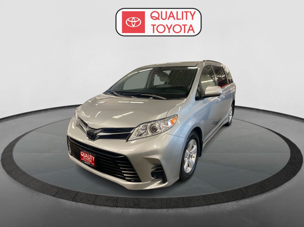 2020 Toyota Sienna LE's photo