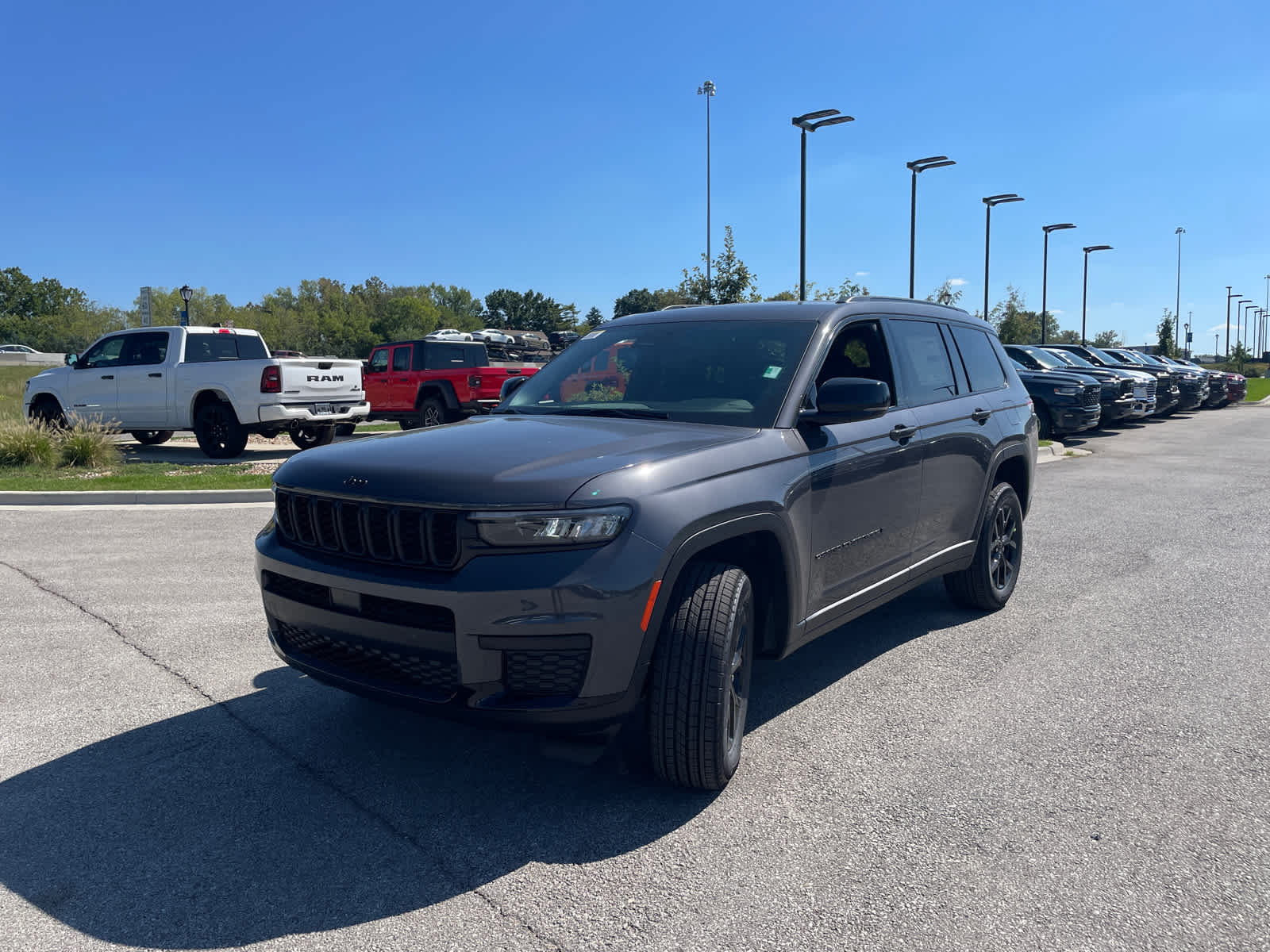 2025 Jeep Grand Cherokee Altitude photo 3