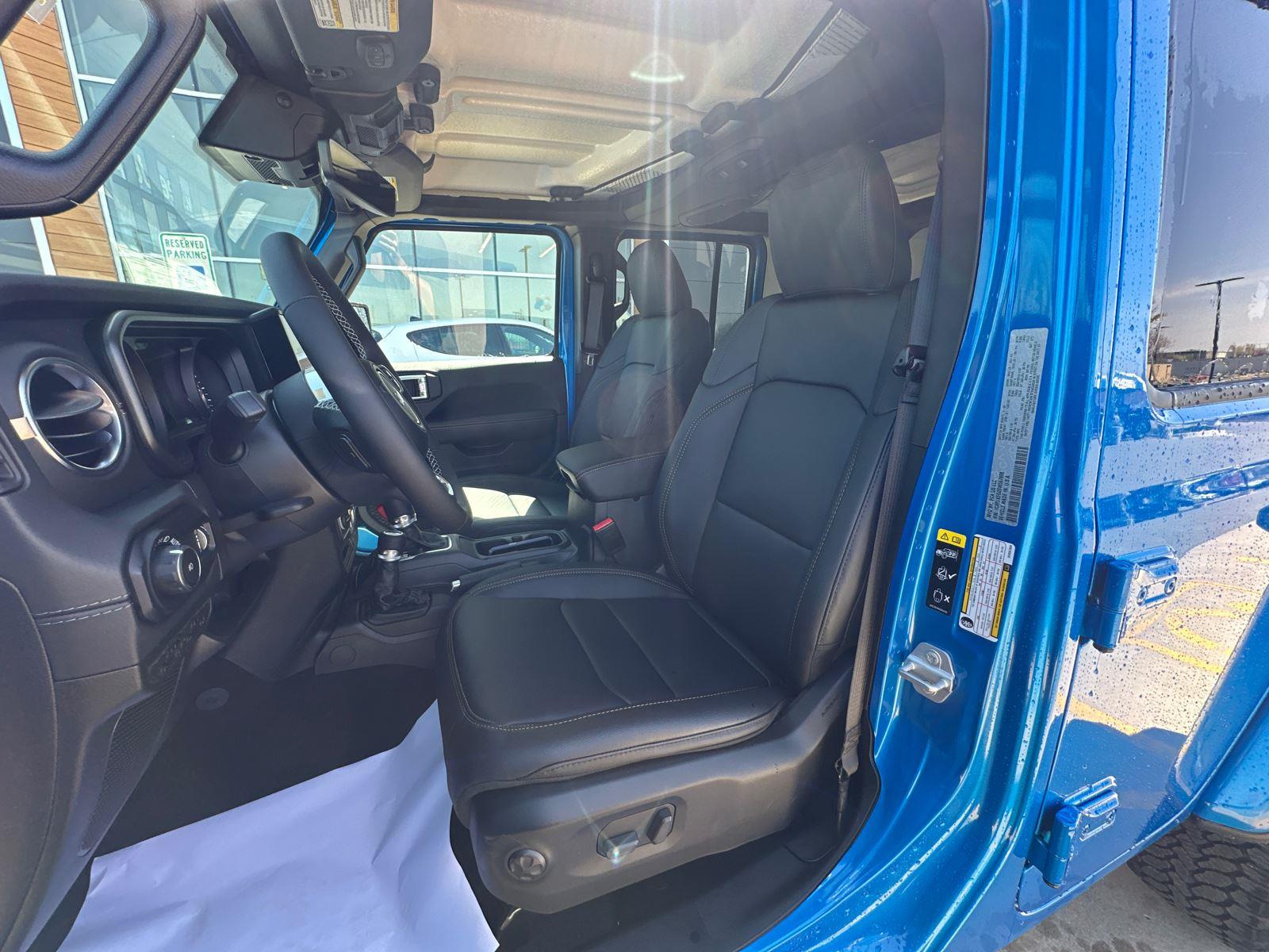 2025 Jeep Wrangler Sahara photo 9