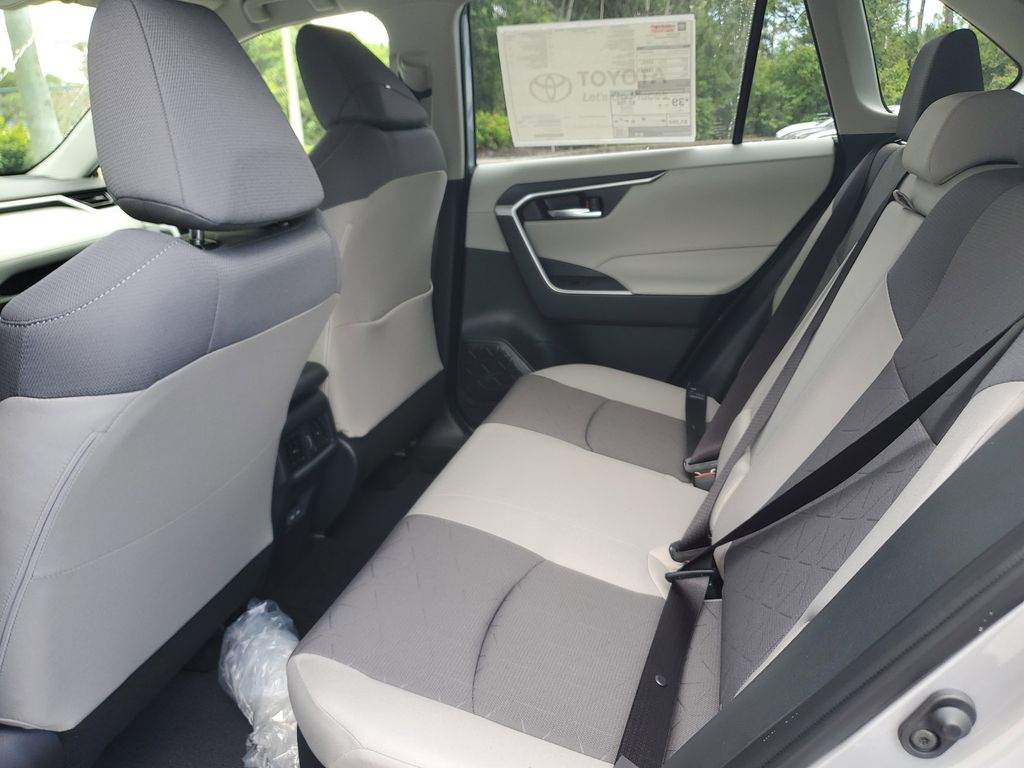 2025 Toyota RAV4 Hybrid XLE photo 16