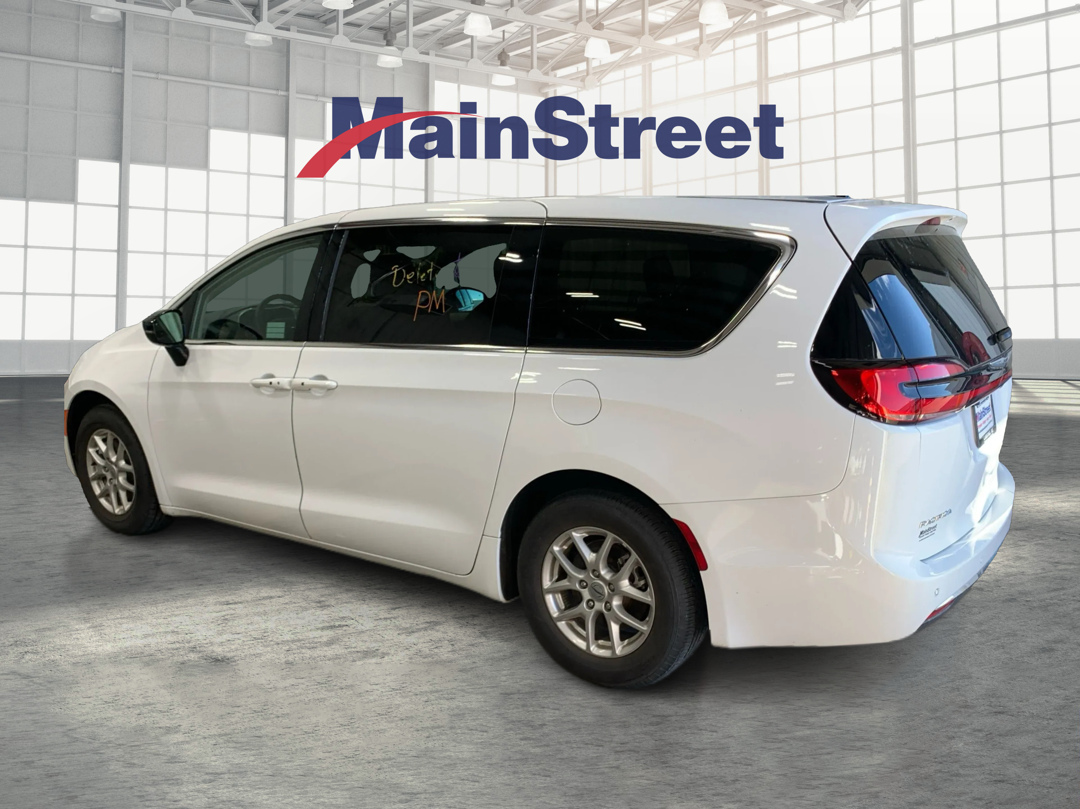 2024 Chrysler Pacifica Touring L photo 3