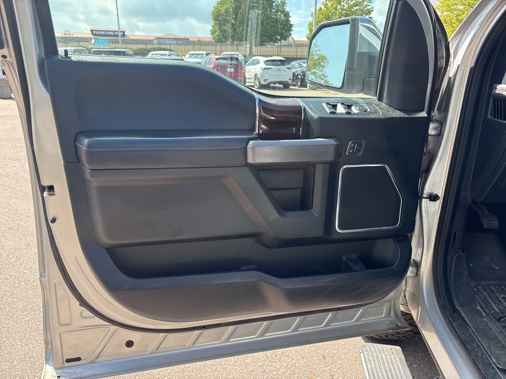 2016 Ford F-150 Platinum photo 11