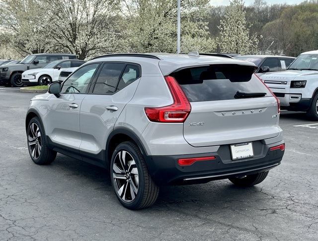 2025 Volvo XC40 photo 4
