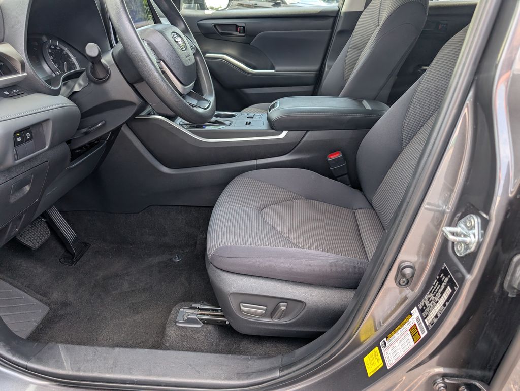 2023 Toyota Highlander L photo 7