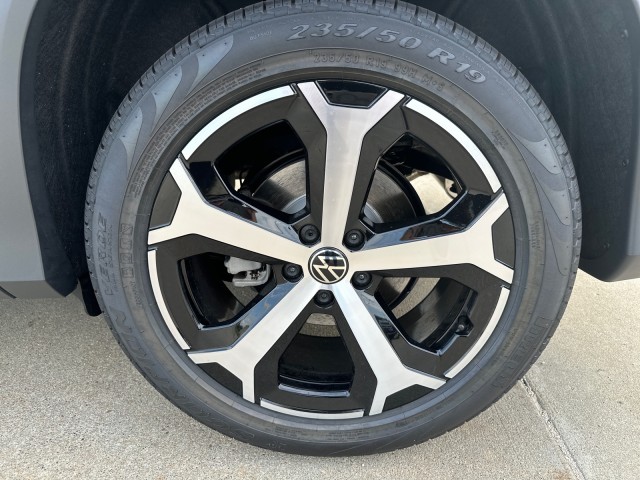 2025 Volkswagen Tiguan SE photo 9